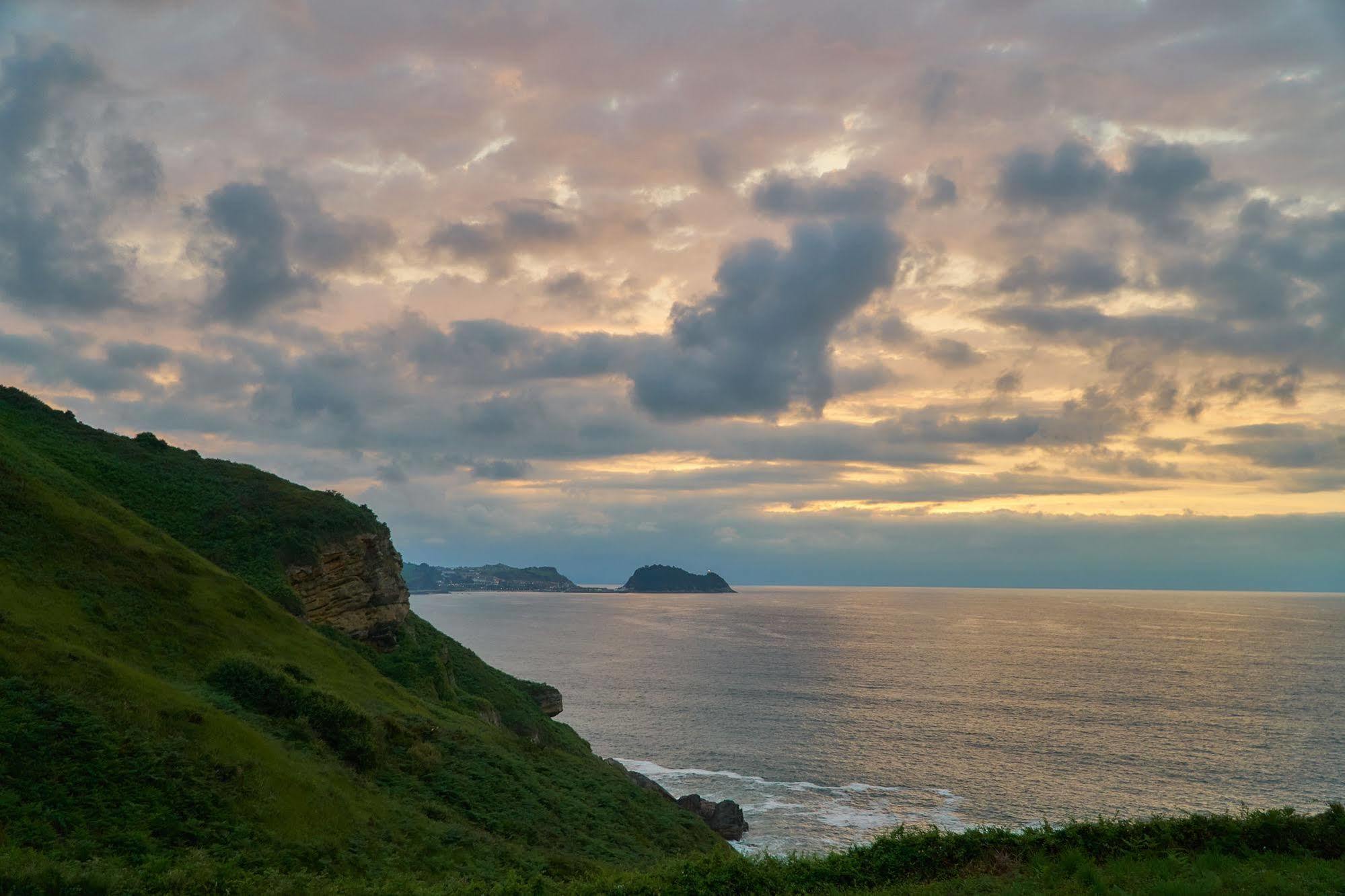 Zarautz Beachside Surf Camp Exterior photo